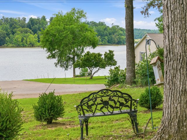 300 Featherfoot Parkway Loop, Parsons, TN 38363
