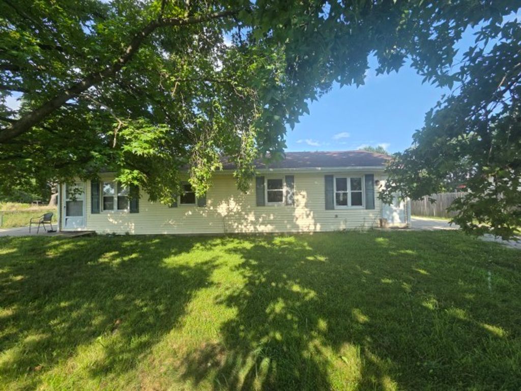 Image 1 of property listing at 12300 N Sparrow Lane, Mt Vernon, IL 62864