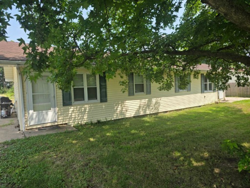 Image 2 of property listing at 12300 N Sparrow Lane, Mt Vernon, IL 62864