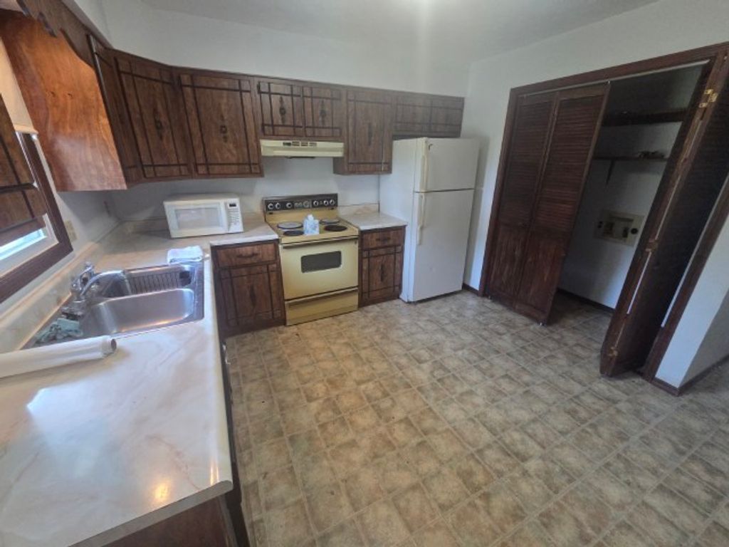 Image 11 of property listing at 12300 N Sparrow Lane, Mt Vernon, IL 62864