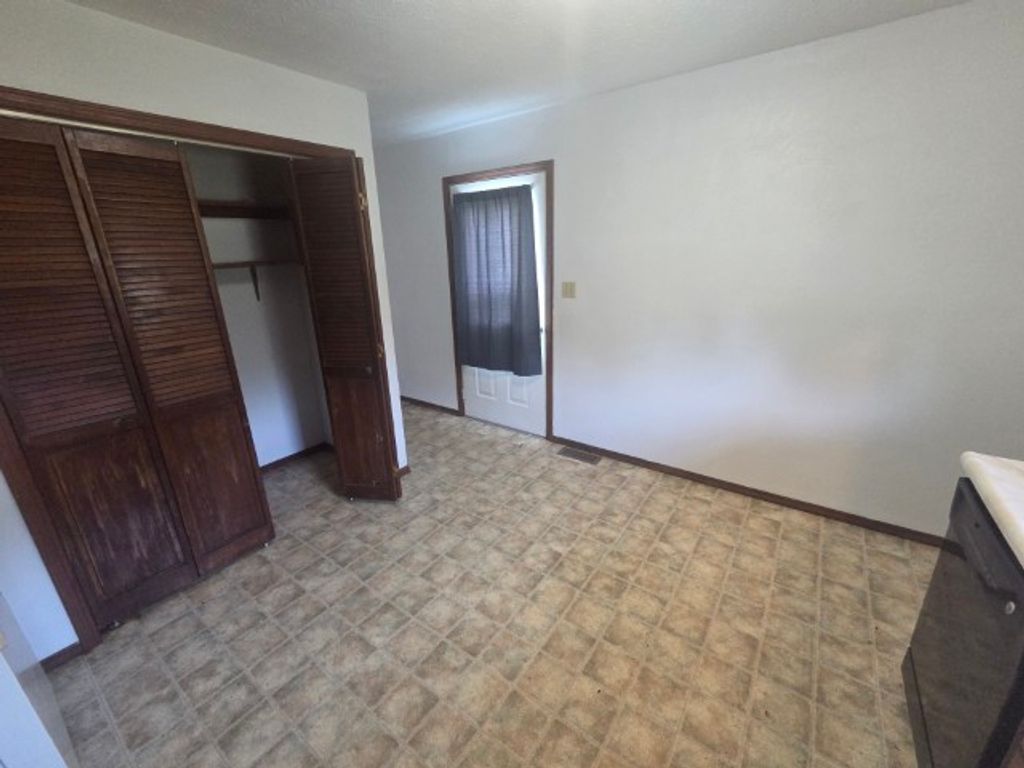 Image 12 of property listing at 12300 N Sparrow Lane, Mt Vernon, IL 62864