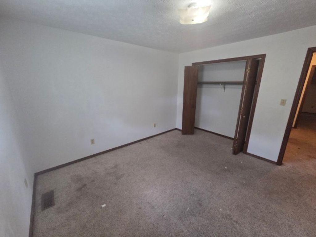 Image 13 of property listing at 12300 N Sparrow Lane, Mt Vernon, IL 62864