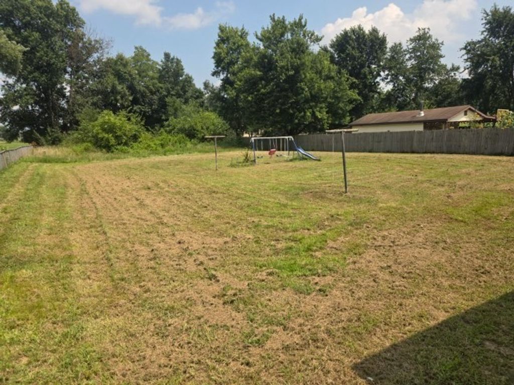 Image 17 of property listing at 12300 N Sparrow Lane, Mt Vernon, IL 62864