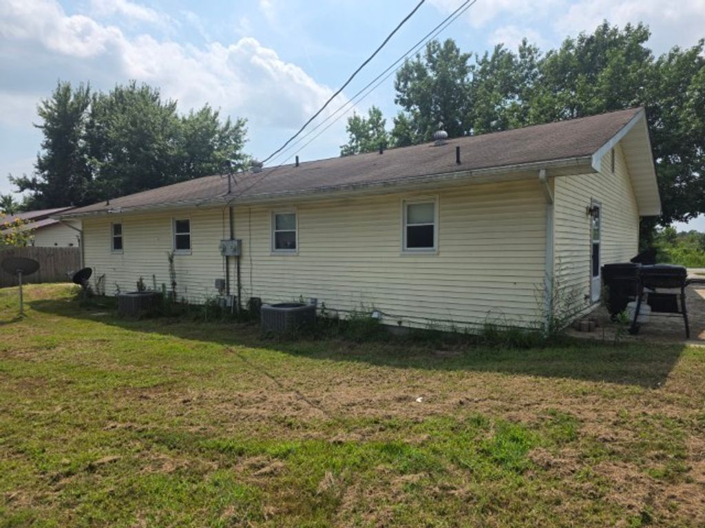Image 18 of property listing at 12300 N Sparrow Lane, Mt Vernon, IL 62864