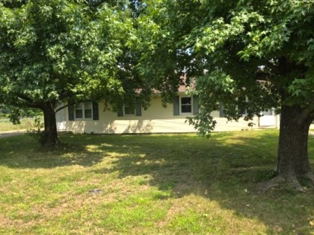 Image 19 of property listing at 12300 N Sparrow Lane, Mt Vernon, IL 62864