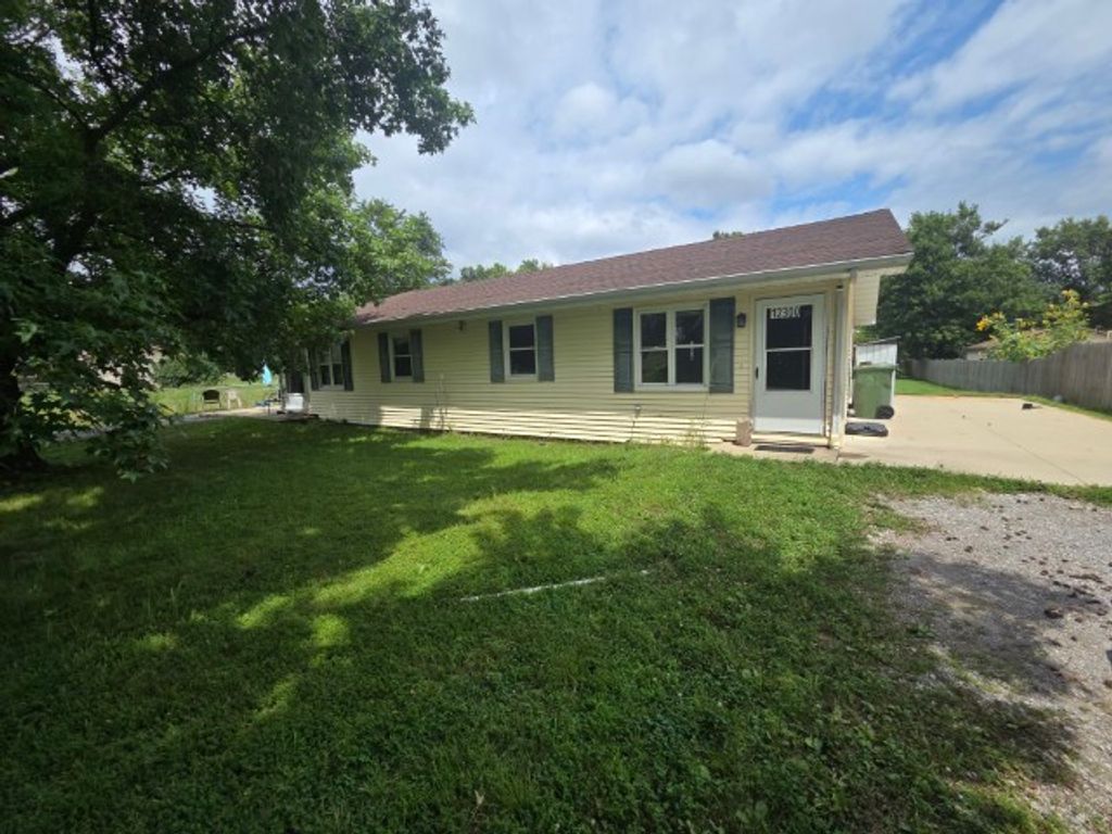 Image 20 of property listing at 12300 N Sparrow Lane, Mt Vernon, IL 62864