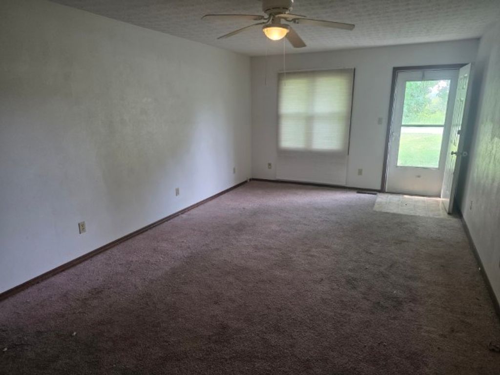 Image 3 of property listing at 12300 N Sparrow Lane, Mt Vernon, IL 62864