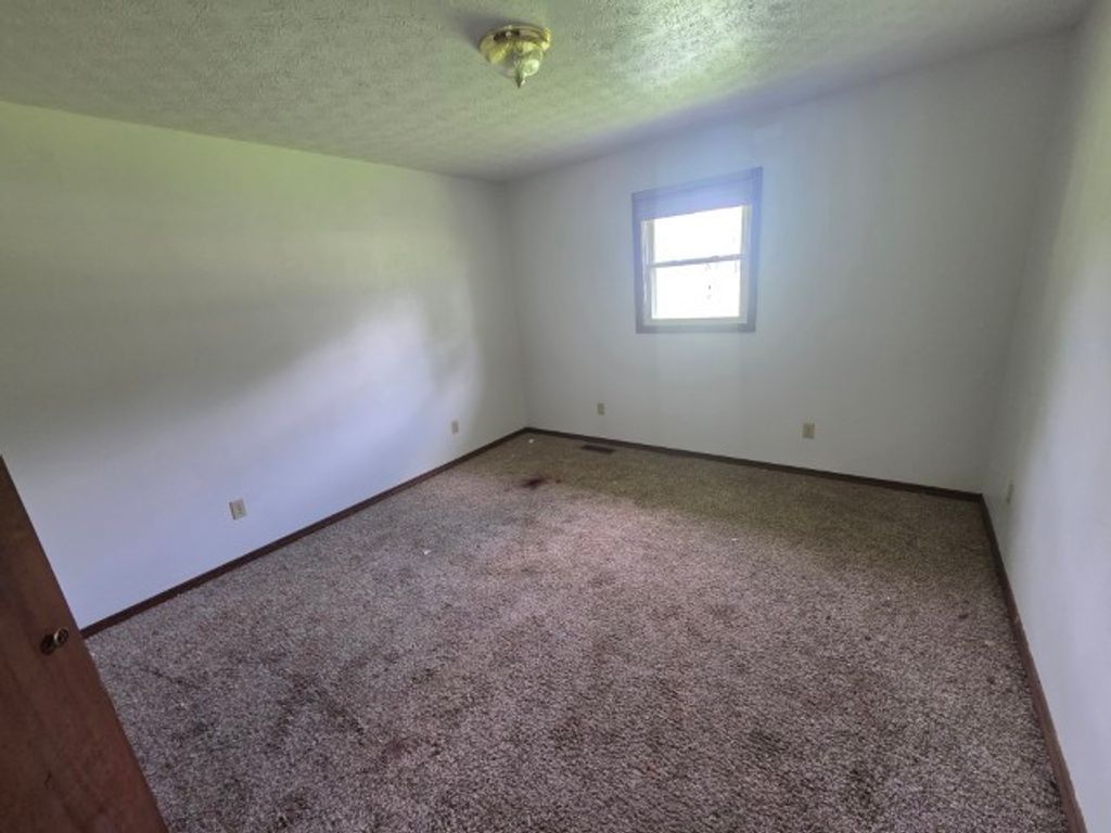 Image 23 of property listing at 12300 N Sparrow Lane, Mt Vernon, IL 62864