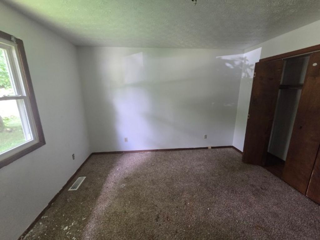 Image 24 of property listing at 12300 N Sparrow Lane, Mt Vernon, IL 62864