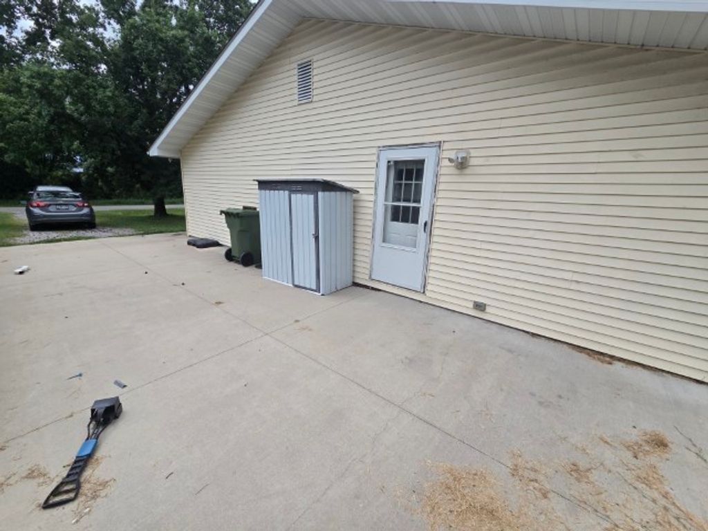 Image 25 of property listing at 12300 N Sparrow Lane, Mt Vernon, IL 62864