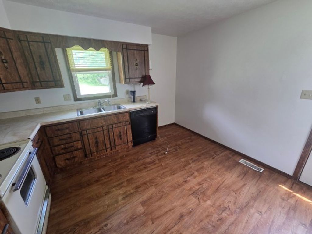 Image 29 of property listing at 12300 N Sparrow Lane, Mt Vernon, IL 62864