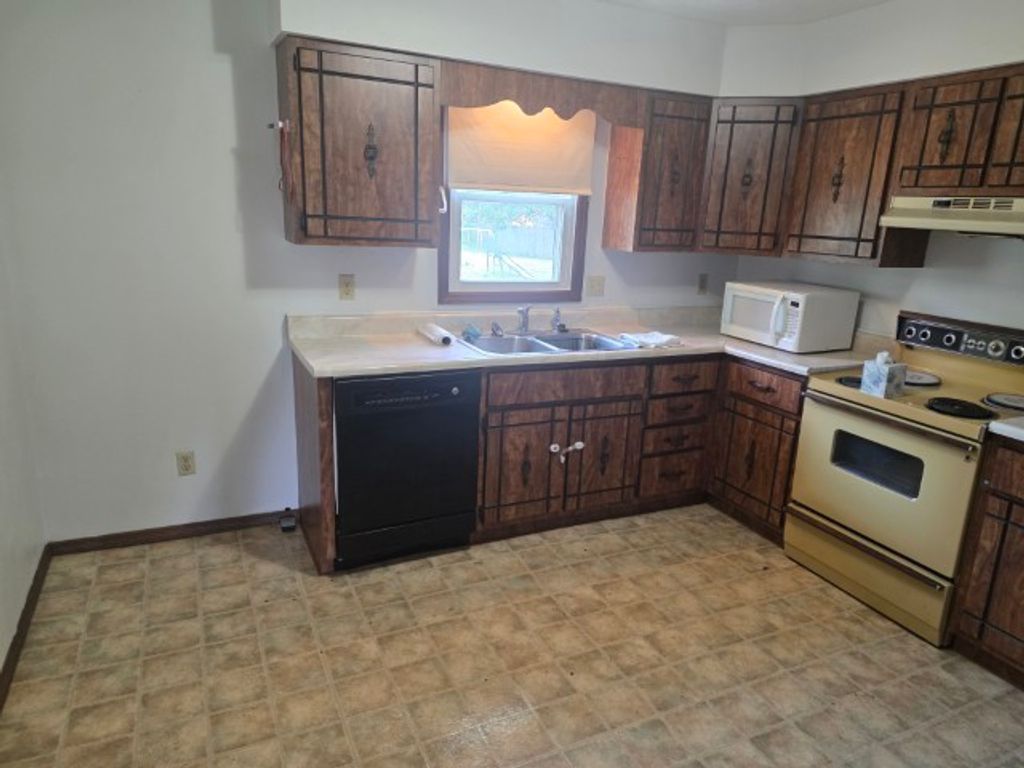Image 4 of property listing at 12300 N Sparrow Lane, Mt Vernon, IL 62864