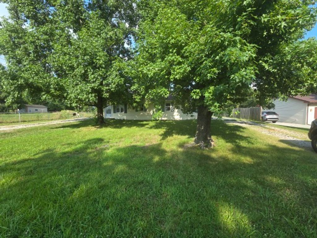 Image 35 of property listing at 12300 N Sparrow Lane, Mt Vernon, IL 62864
