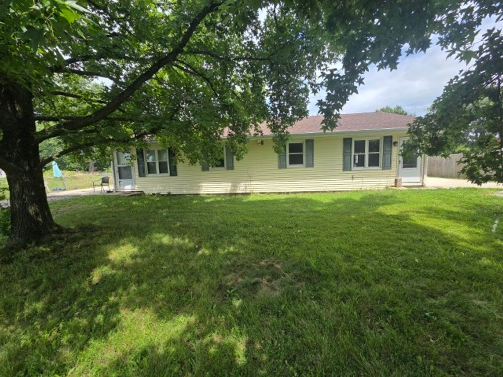 Image 36 of property listing at 12300 N Sparrow Lane, Mt Vernon, IL 62864