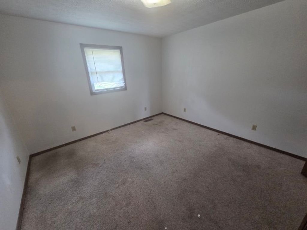 Image 5 of property listing at 12300 N Sparrow Lane, Mt Vernon, IL 62864