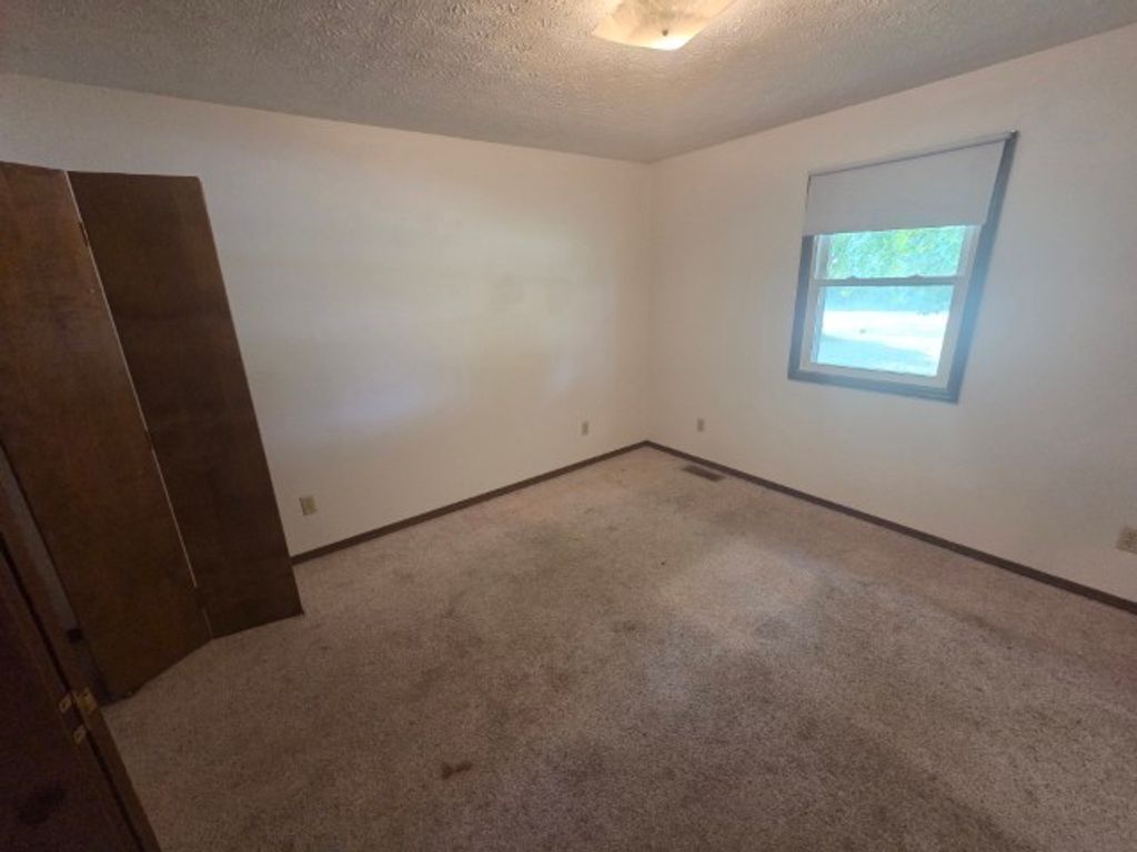 Image 6 of property listing at 12300 N Sparrow Lane, Mt Vernon, IL 62864