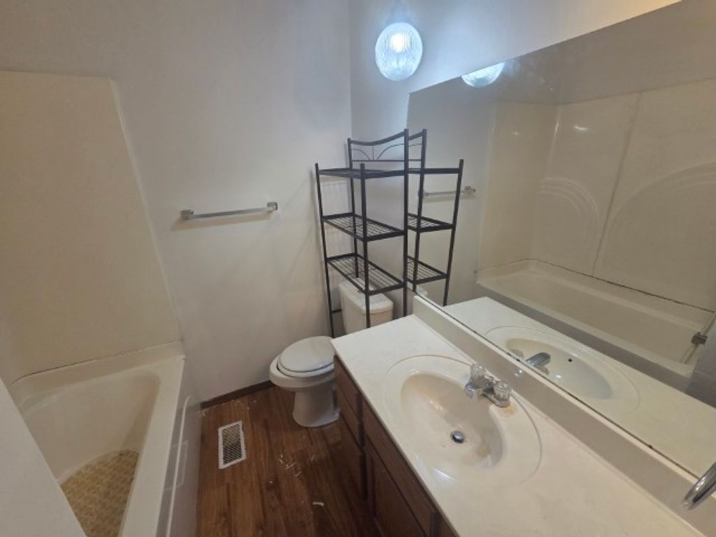 Image 7 of property listing at 12300 N Sparrow Lane, Mt Vernon, IL 62864