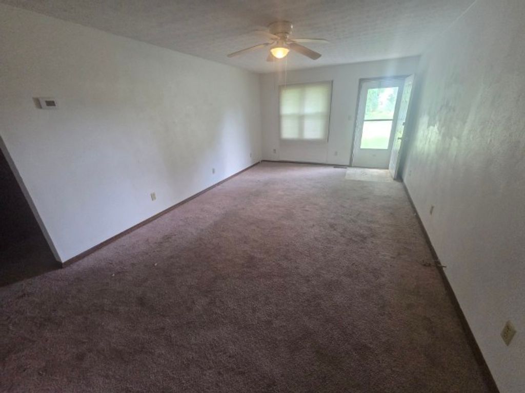 Image 8 of property listing at 12300 N Sparrow Lane, Mt Vernon, IL 62864