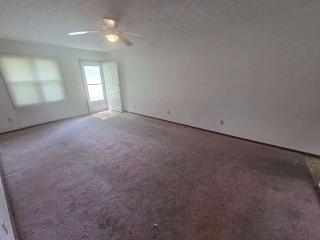 Image 9 of property listing at 12300 N Sparrow Lane, Mt Vernon, IL 62864