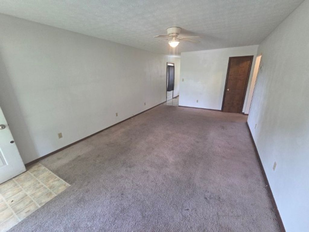 Image 10 of property listing at 12300 N Sparrow Lane, Mt Vernon, IL 62864