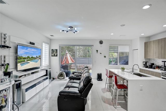10265 NW 72nd Ter, Doral, FL 33178