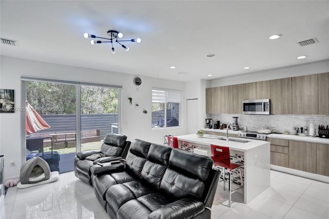 10265 NW 72nd Ter, Doral, FL 33178