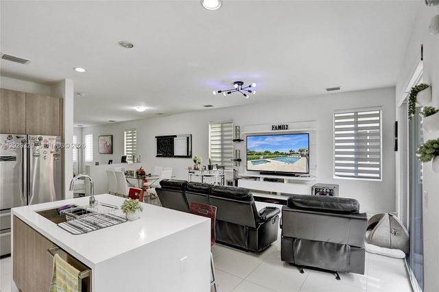 10265 NW 72nd Ter, Doral, FL 33178