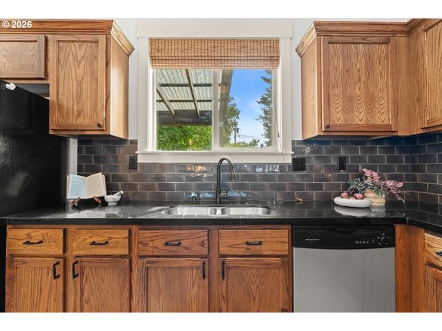 7932 N SEWARD Ave, Portland, OR 97217