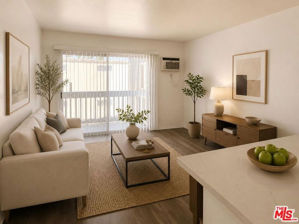 18414 Collins Street 213, Los Angeles, CA 91356