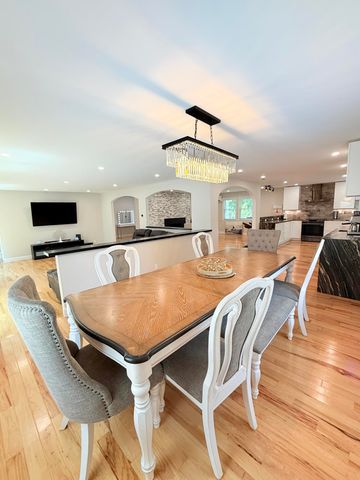2 Ernst Way, Harwich Port, MA 02646