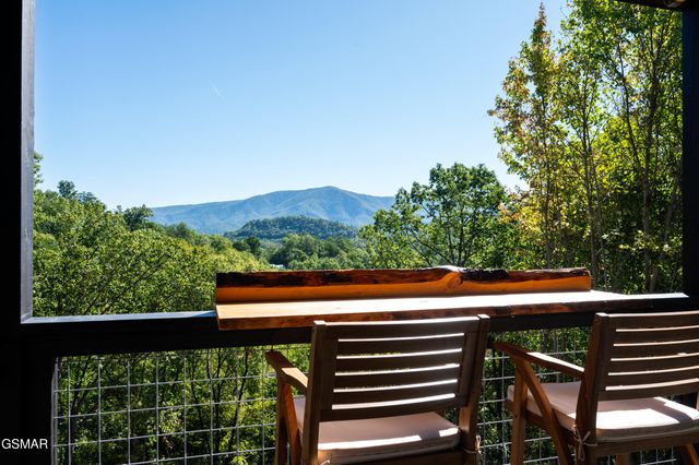 2526 Raccoon Hollow Way, Sevierville, TN 37862