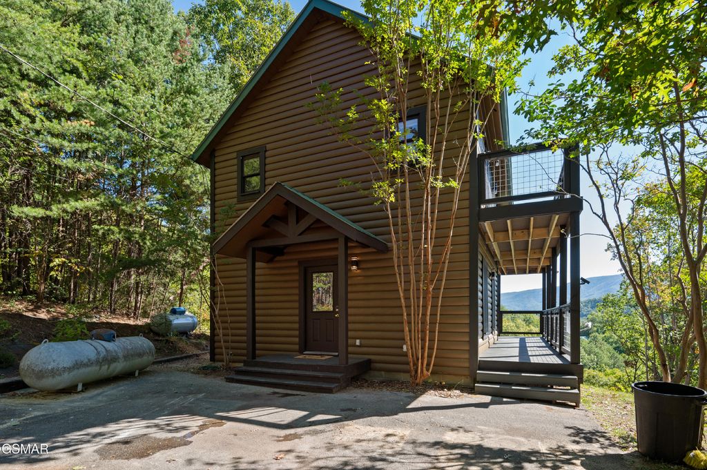 2526 Raccoon Hollow Way, Sevierville, TN 37862
