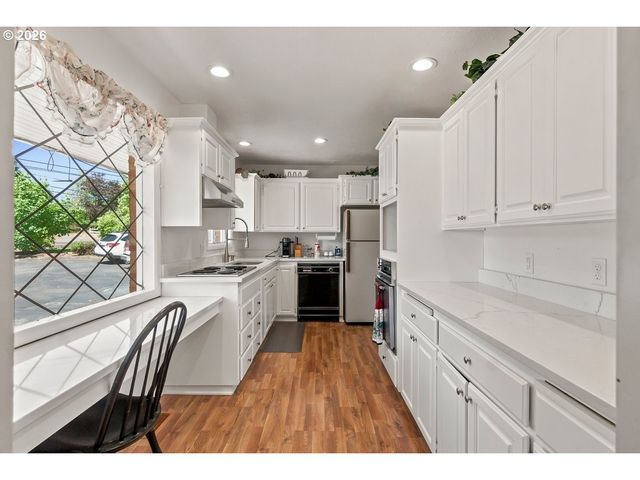18284 S HOLLY Ln, Oregon City, OR 97045