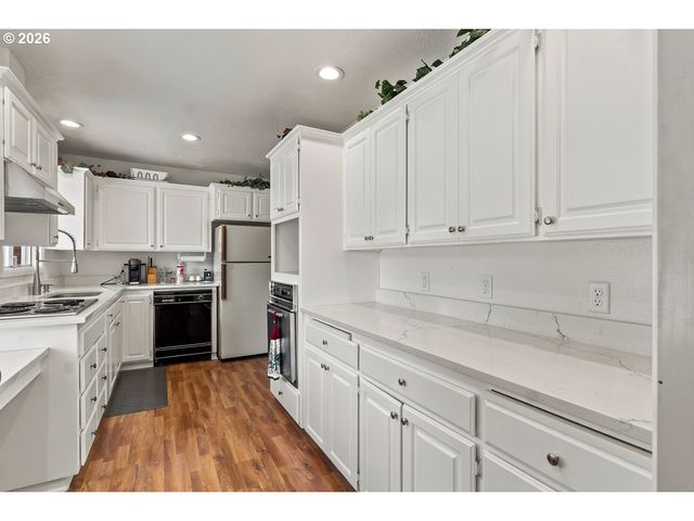 18284 S HOLLY Ln, Oregon City, OR 97045