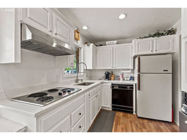 18284 S HOLLY Ln, Oregon City, OR 97045