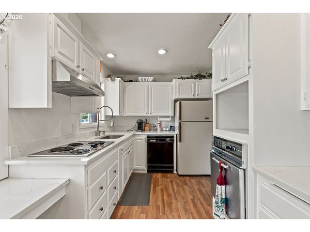 18284 S HOLLY Ln, Oregon City, OR 97045