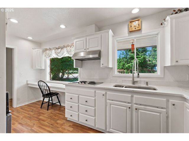 18284 S HOLLY Ln, Oregon City, OR 97045