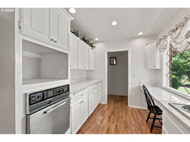 18284 S HOLLY Ln, Oregon City, OR 97045