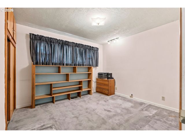 18284 S HOLLY Ln, Oregon City, OR 97045