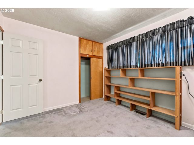 18284 S HOLLY Ln, Oregon City, OR 97045