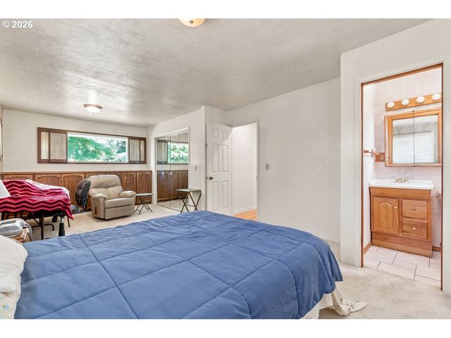 18284 S HOLLY Ln, Oregon City, OR 97045
