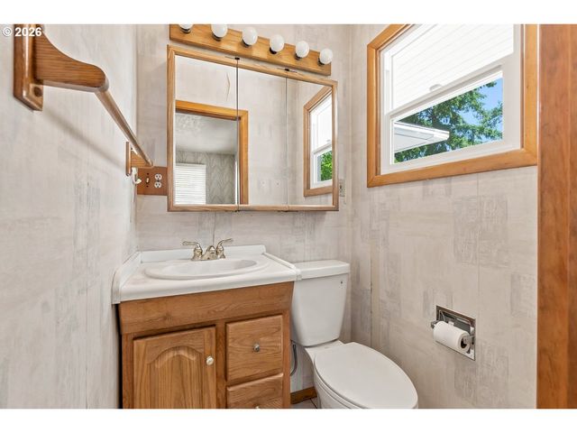 18284 S HOLLY Ln, Oregon City, OR 97045