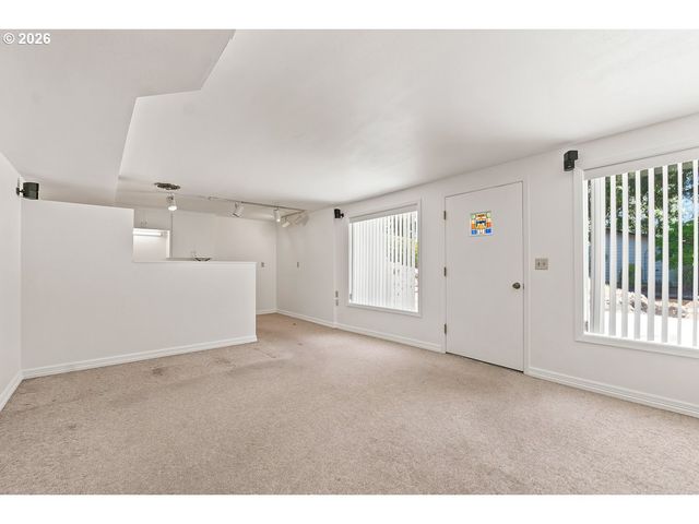 18284 S HOLLY Ln, Oregon City, OR 97045