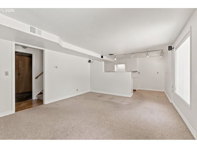 18284 S HOLLY Ln, Oregon City, OR 97045