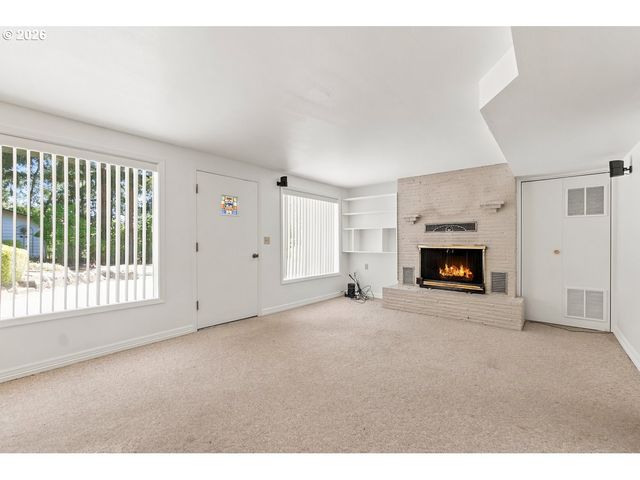 18284 S HOLLY Ln, Oregon City, OR 97045
