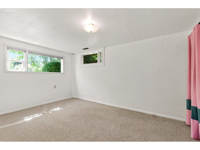 18284 S HOLLY Ln, Oregon City, OR 97045