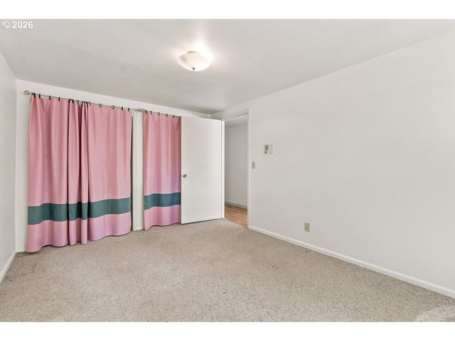18284 S HOLLY Ln, Oregon City, OR 97045