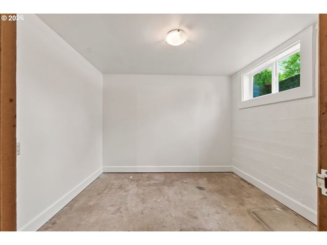 18284 S HOLLY Ln, Oregon City, OR 97045