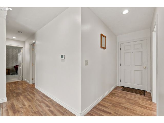 18284 S HOLLY Ln, Oregon City, OR 97045