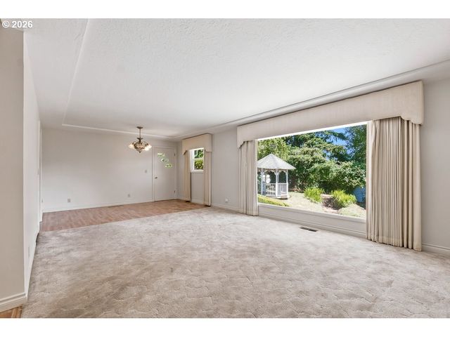 18284 S HOLLY Ln, Oregon City, OR 97045